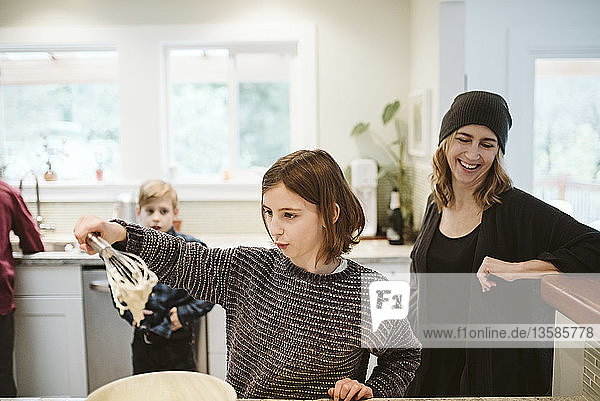 Familie beim Backen in der Küche