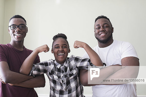 Porträt selbstbewusste Teenager-Brüder und -Schwestern beim Muskeltraining