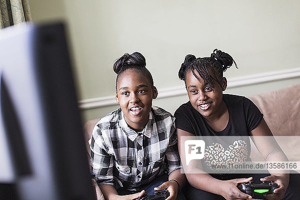 Tween Mädchen Freunde spielen Videospiel im Wohnzimmer