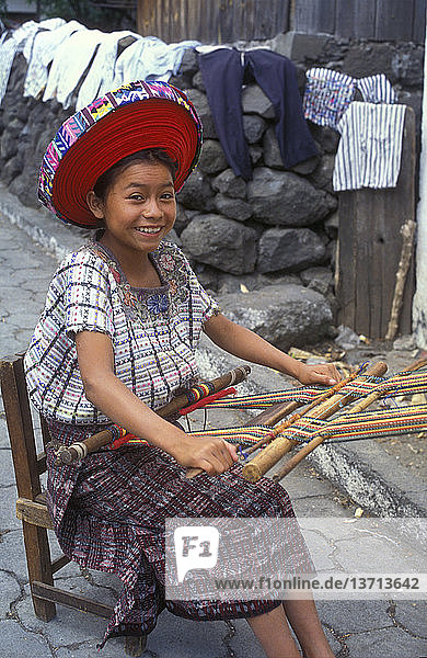 Junge Maya-Quiche-Frau bei der Arbeit am Textilwebstuhl  Dorf Santiago Atitlan  Guatemala  Mittelamerika