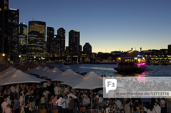 Menschen genießen einen Drink in der Abenddämmerung Sydney Opera House Bar  mit Kreuzfahrtschiff im Hintergrund  Sydney  New South Wales  Australien