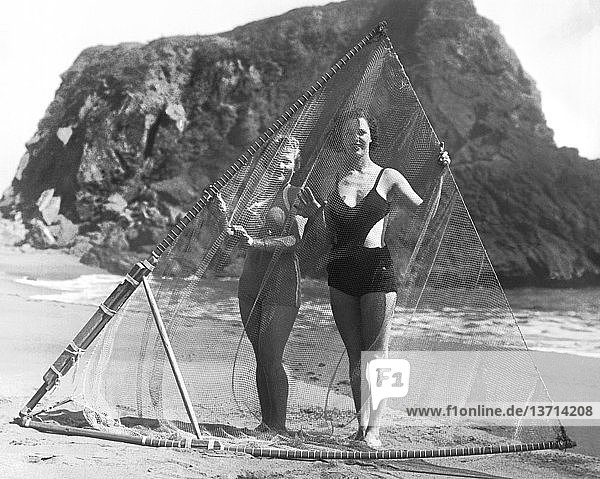 Bodega Bay  Kalifornien: ca. 1937 Zwei Einwohner von Sonoma County posieren am Strand mit ihrem Netz zum Brandungsangeln.