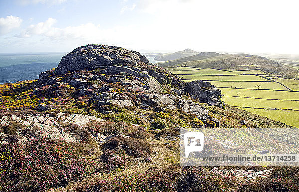 Carn Llidi tor mit Blick nach Norden  St David´s Head  Pembrokeshire  Wales