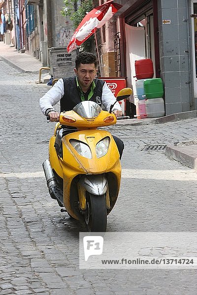 Mann auf einem Motorroller  Istanbul  Türkei.