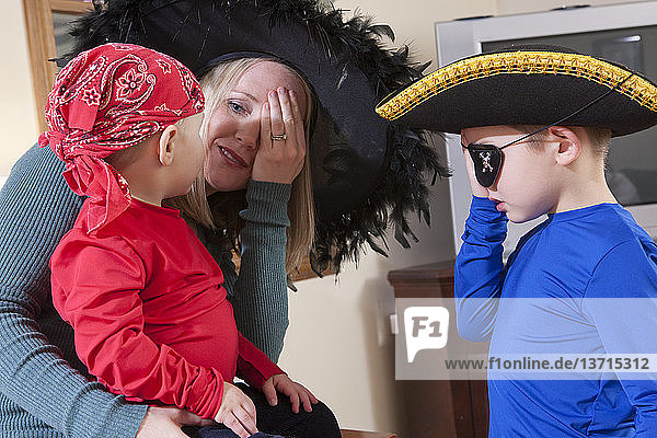 Frau benutzt amerikanische Gebärdensprache  um mit ihren als Piraten verkleideten Söhnen an Halloween zu kommunizieren