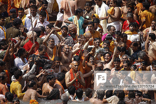 Tausende von Gläubigen und heiligen Männern versammeln sich in Haridwar  um anlässlich von ´Somvati Amavasya´  einem mondlosen Tag im traditionellen Hindu-Kalender  ein Bad im Fluss Ganges zu nehmen. Während des Maha Kumbh Mela Festivals wird das ´Shahi Snan´ (königliche Bad) als