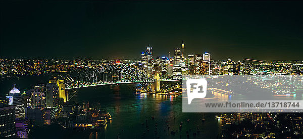 Sydney Harbor Bridge und CBD bei Nacht  New South Wales  Australien