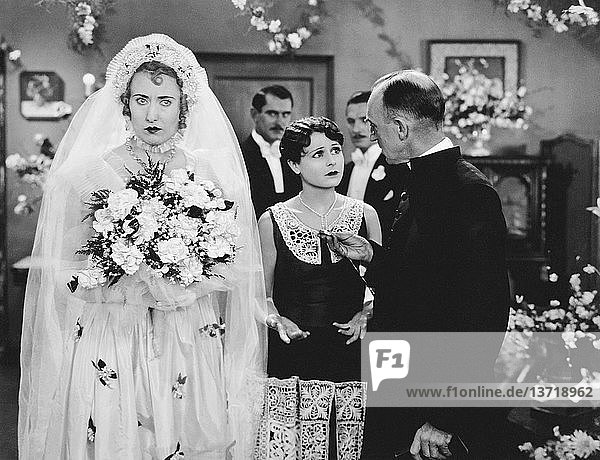 Hollywood  Kalifornien: ca. 1934 Eine am Altar wartende Braut in einer Szene aus einem Film mit Reverend Neal Dodd in seiner Rolle als Pfarrer.