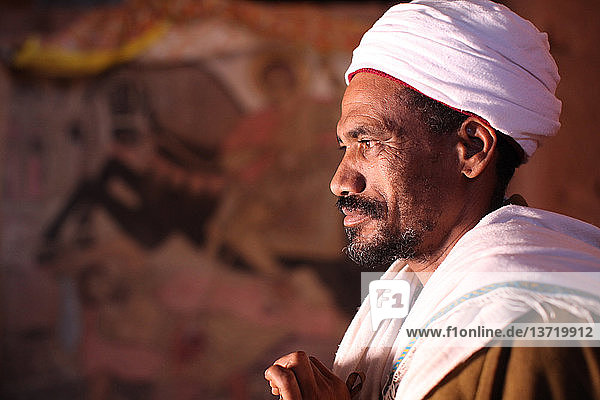 Priester Kes Msgea in der Kirche Bet Maskal (Haus des Kreuzes) in Lalibela