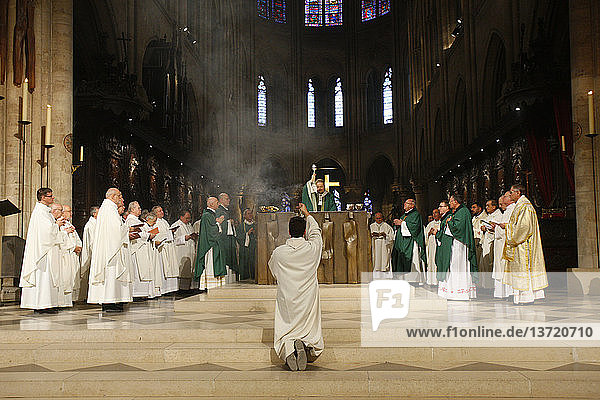 Gottesdienst mit europäischen Bischöfen in der Kathedrale Notre Dame  Paris