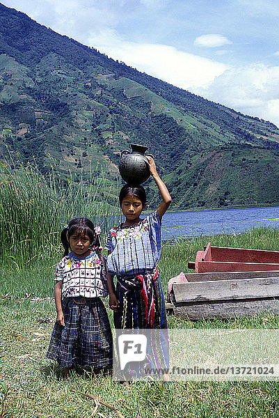 Zwei hübsche Maya-Quiche-Mädchen am Atitlan-See  Guatemala  Mittelamerika