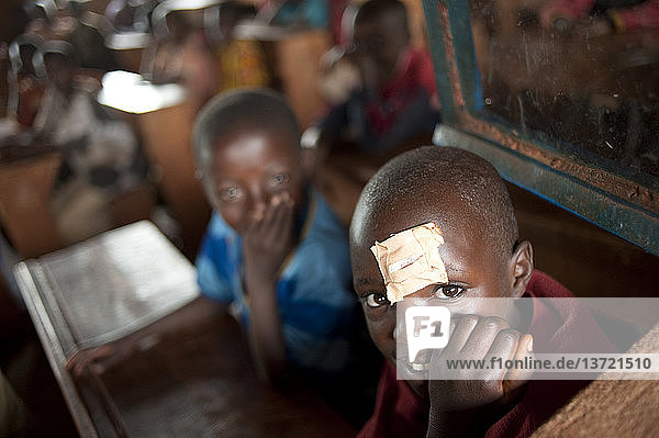 Schülerinnen und Schüler einer Schule in Burundi