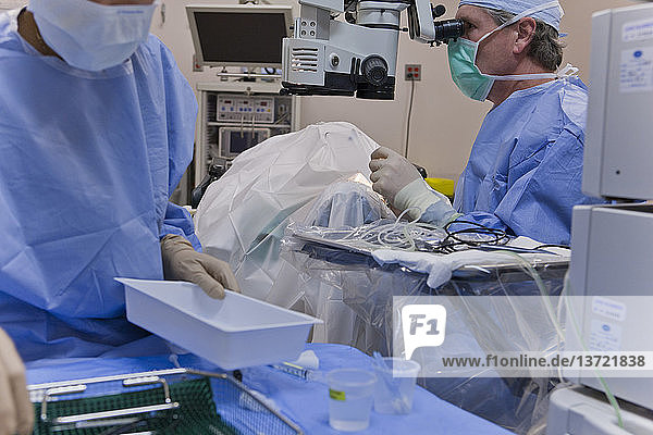Chirurgische Technologin beim Aufräumen des Rückentisches