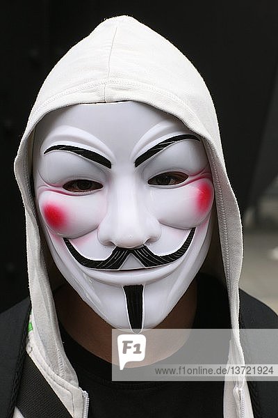 Demonstrant mit Guy-Fawkes-Maske  dem Markenzeichen der Anonymous-Bewegung  das auf einer Figur aus dem Film V wie Vendetta basiert  Frankreich