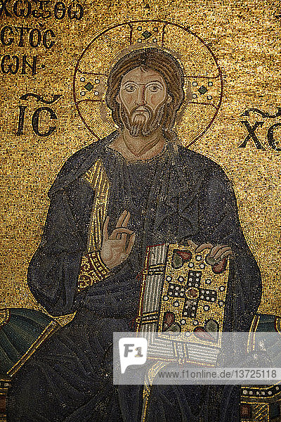 Hagia Sophia Mosaik  Jesus segnet und hält die Bibel