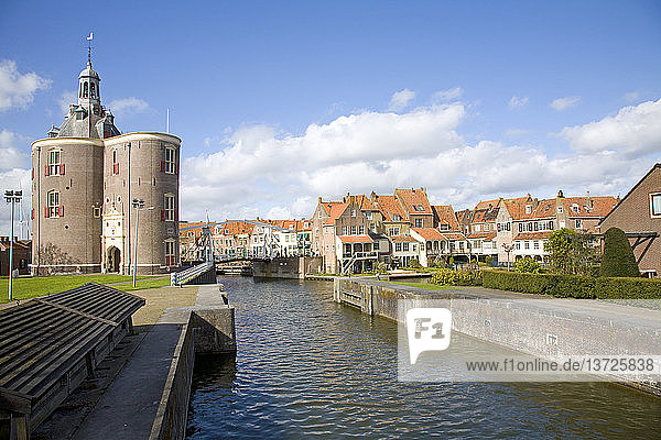 Drommedaris-Turm und attraktive historische Gebäude am Wasser  Enkhuizen  Niederlande