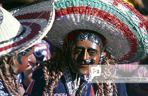 Solola-Fest  Guatemala  Mittelamerika Tänzer tragen Masken der spanischen Kolonisatoren