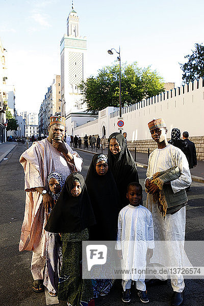 Muslimische Familie vor der Großen Moschee in Paris