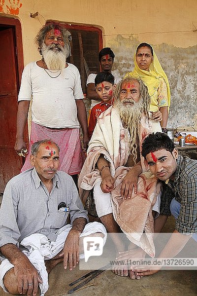 Hindus umringen und berühren die Füße eines heiligen Mannes als Zeichen des Respekts.