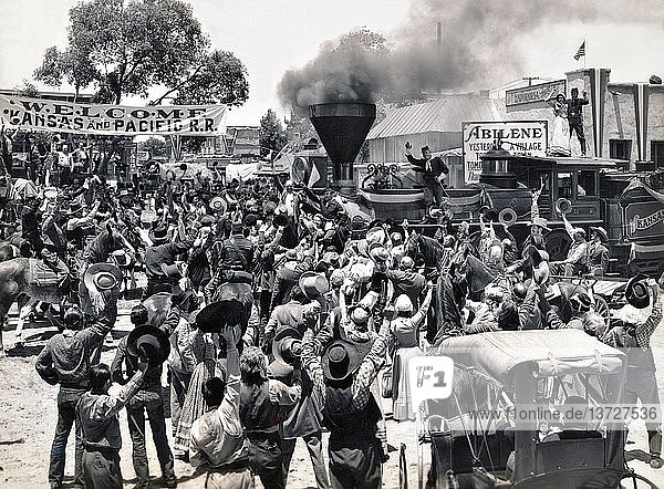 Hollywood  Kalifornien: 1941 In dieser Szene aus dem Columbia-Film ´Texas´ rollt 1867 die erste Dampflokomotive in Abilene  Kansas  ein. Die Maschine wurde 1861 von Baldwin Locomotive hergestellt.