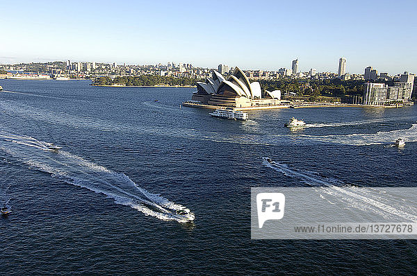 Sydney Harbor mit dem Sydney Opera House  Blick nach Osten von der Sydney Harbor Bridge  Sydney  New South Wales  Australien