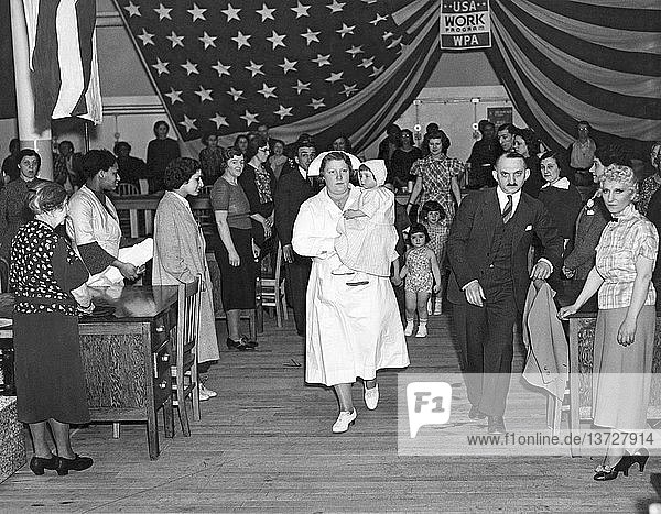 New York  New York: um 1935 Teil einer Modenschau in der größten WPA-Näherei in New York  in der 3.000 Frauen Kleidung und Wäsche für die Verteilung an Arbeitslose herstellen. Sie arbeiten sechs Tage und dreißig Stunden pro Woche auf zwei Etagen des alten Siegel Cooper B
