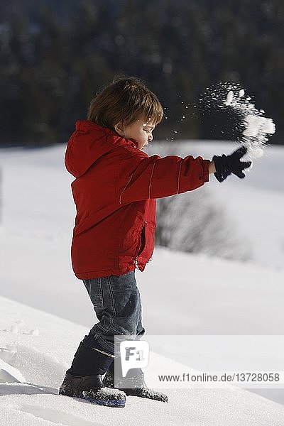 3-jähriger Junge spielt mit Schnee  Frankreich