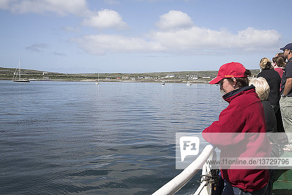 Passagiere auf der Fährfahrt zu den Aran-Inseln  Grafschaft Clare  Irland
