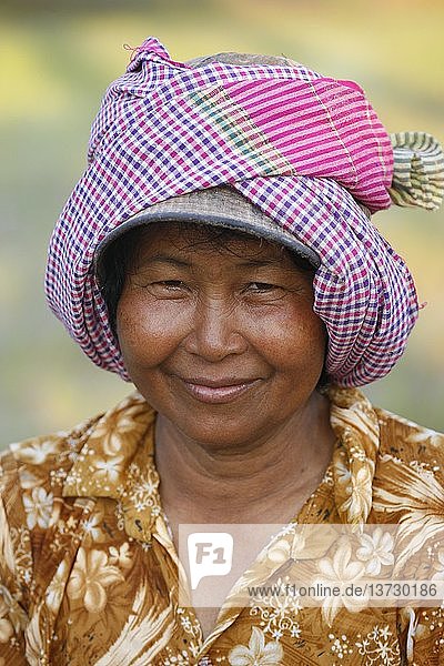 Eine kambodschanische Frau trägt die traditionelle Krama  Siem Reap  Kambodscha.