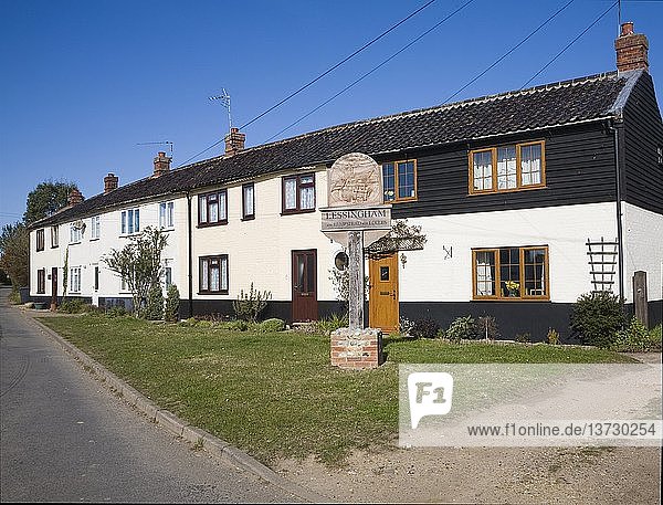 Cottages und Ortsschild in Lessingham  Norfolk  England