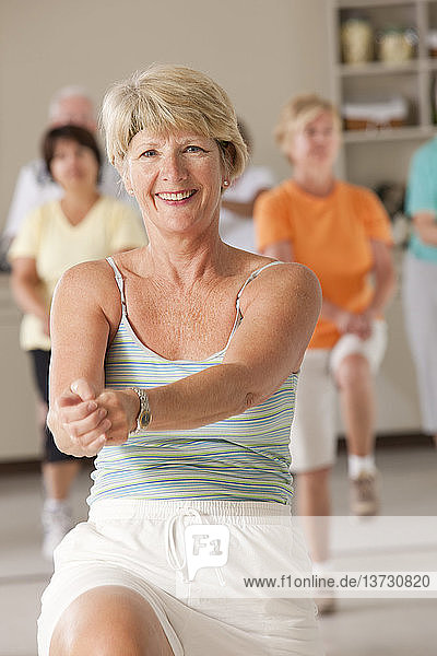 Seniorengymnastikkurs mit Dehnübungen und Ausdauertraining
