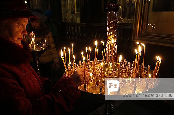 Kasaner Kathedrale  orthodoxe Frau zündet Kerzen an.