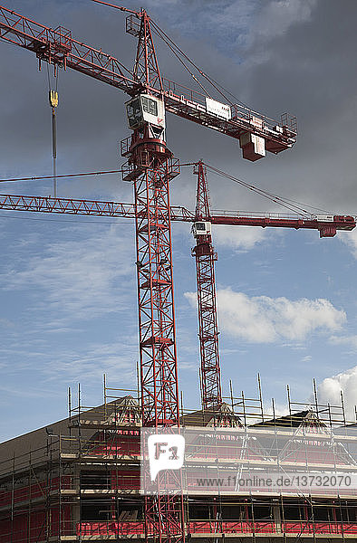 Große Kräne auf der Baustelle des neuen Arc-Einkaufszentrums auf dem Gelände des alten Viehmarktes  Bury St Edmunds  Suffolk  England