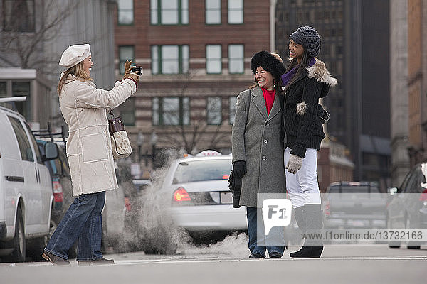 Frau fotografiert ihre Mutter und ihre Tochter  State Street  Boston  Massachusetts  USA