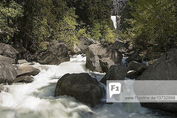 Merced River flussabwärts des Vernal Falls  Yosemite Park.