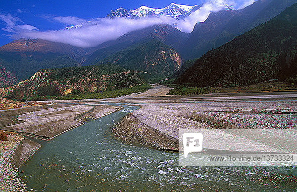 Himalaya-Tal und Gebirgsbach