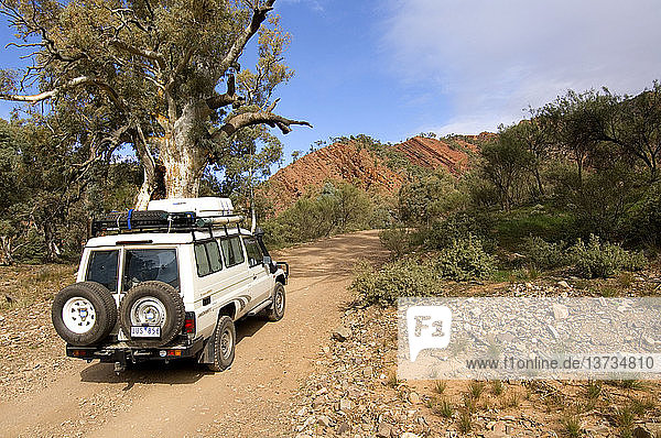 Allradfahrzeug auf dem Brachina Gorge Geological Trail  einer Fahrt durch die Flinders Ranges  Südaustralien