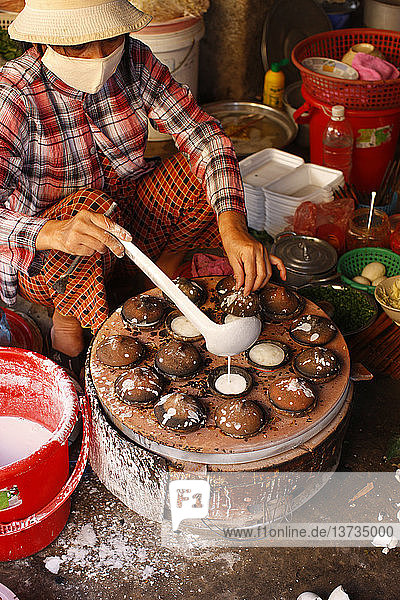 Vietnamesische Pfannkuchen auf einem Straßenmarkt