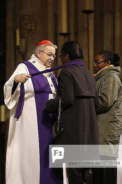 Firmung mit Kardinal Andre Vingt-Trois in der Kathedrale Notre Dame.