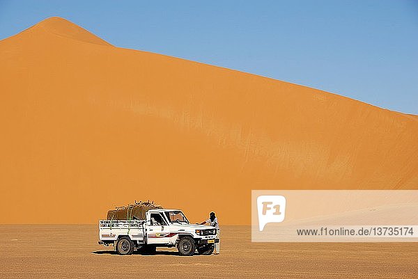 Fahrzeug in der Wüste Erg Ubari  Lybien.