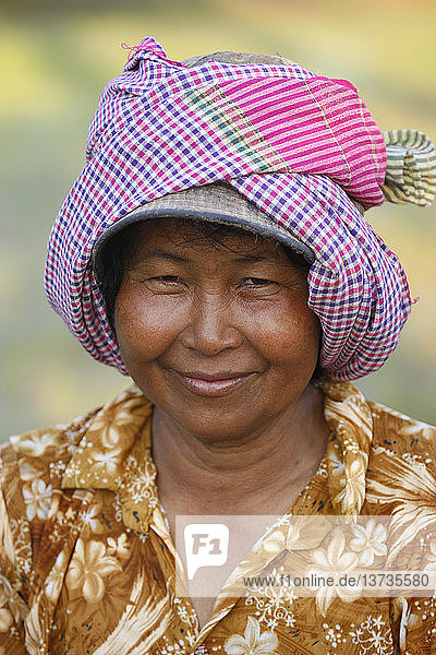 Kambodschanerin trägt die traditionelle Krama