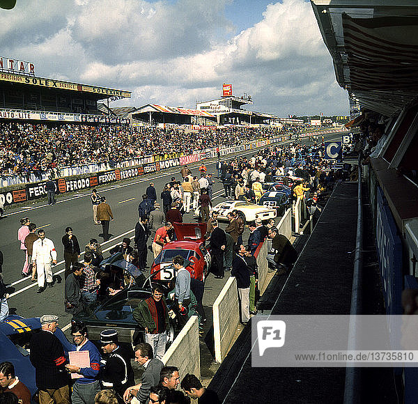 GPL Le Mans pits scene  Healey SR.