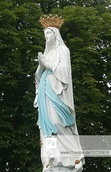 Gekrönte Jungfrau. Unsere Liebe Frau von Lourdes. Lourdes ist einer der meistbesuchten Wallfahrtsorte Frankreichs