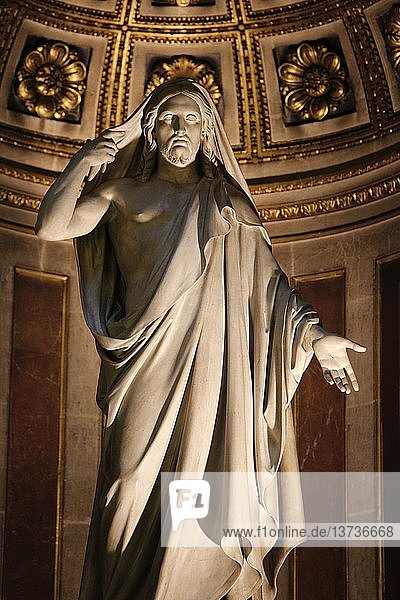 Statue in der Kirche La Madeleine  Christus Erlöser von Francisque Joseph Duret (1823-1863)  Nach seiner Auferstehung nimmt Christus sein Leichentuch ab und macht mit der linken Hand eine barmherzige Geste.