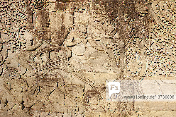 Elefanten und Krieger. Reliefskulptur auf der östlichen Außengalerie des Bayon.
