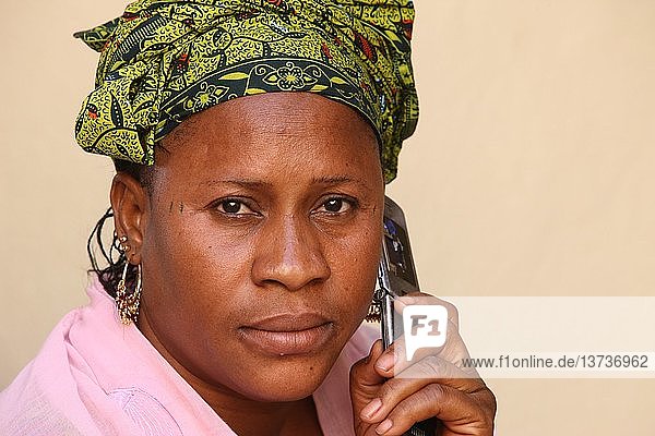 Afrikanische Frau bei der Benutzung eines Mobiltelefons  Bamako  Mali.