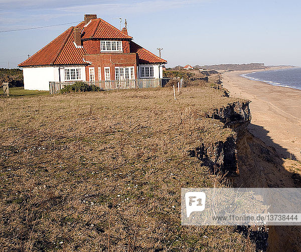 Durch Küstenerosion gefährdetes Haus  Easton Bavents  Southwold  Suffolk  England