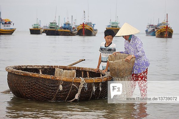 Tragekorb mit Fisch am Strand von Mui Ne  Vietnam