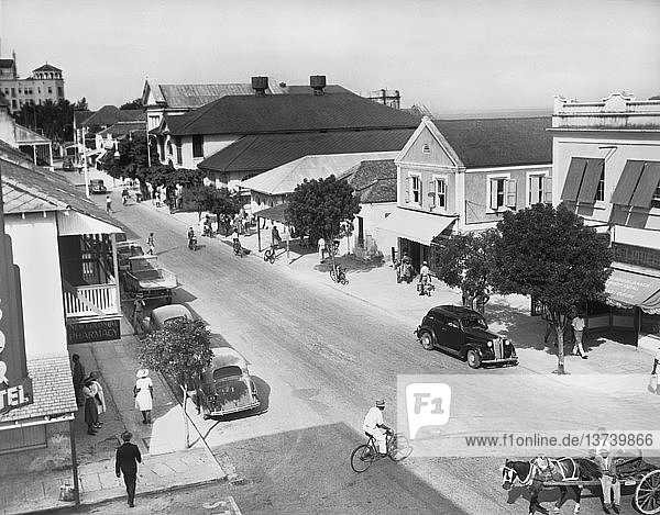 Nassau  Bahamas: 8. November 1943 Die Hauptstraße in Nassau  Bay Street  an einem Freitagnachmittag  an dem alles in Erwartung des Wochenendes geschlossen ist.
