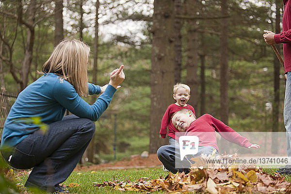 Frau gebärdet das Wort ´Go´ in amerikanischer Zeichensprache  während sie mit ihrem Sohn in einem Park kommuniziert